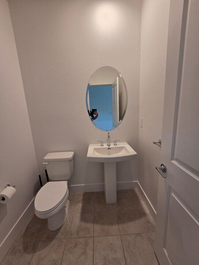 Building Photo - 2-Story 4Bx3.5B House Near Sky River Casino Available Now!!