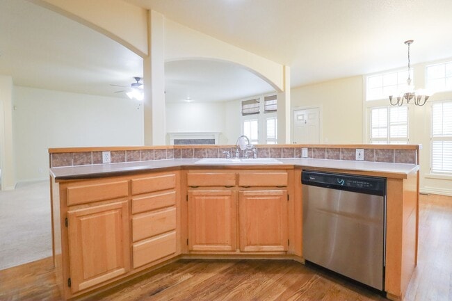 Building Photo - Huge, Gorgeous South Tulsa home ready for ...