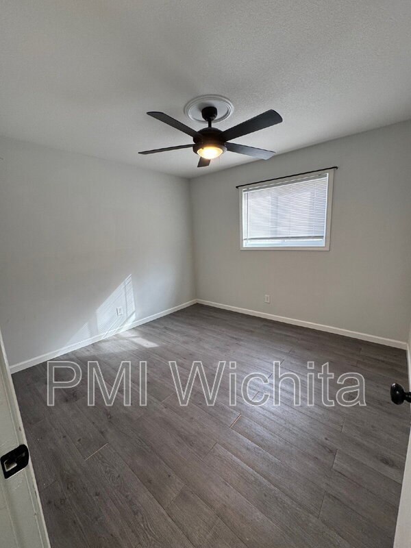 Building Photo - 422 W Mahoney Dr