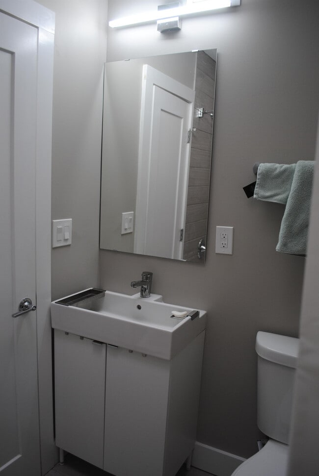 Building Photo - 12 Hawaii Ave NE