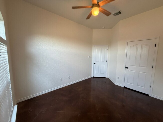 Building Photo - Spacious 4BR Home with Fireplace & Large B...