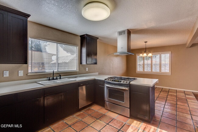 Building Photo - 5572 Fernwood Cir