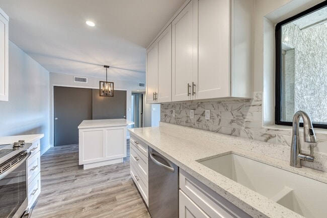 Building Photo - Gorgeous 2 bedroom, 2 bathroom in the Hear...