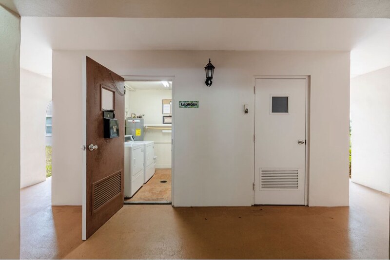 Building Photo - 715 20th St