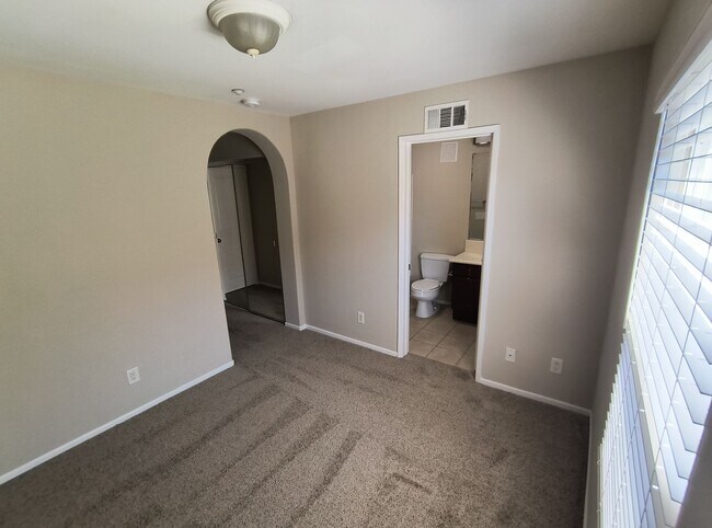 Building Photo - 3BD/3BA Townhouse Near Cal-State San Marcos