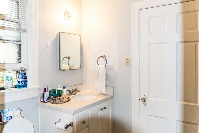 Building Photo - 1918 Robbins Pl