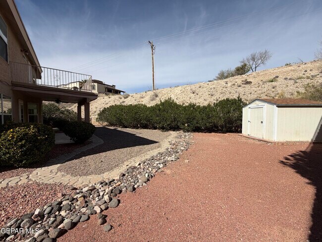 Building Photo - 1013 Via De La Paz Dr