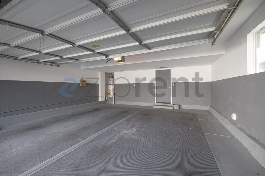 Building Photo - Unit
