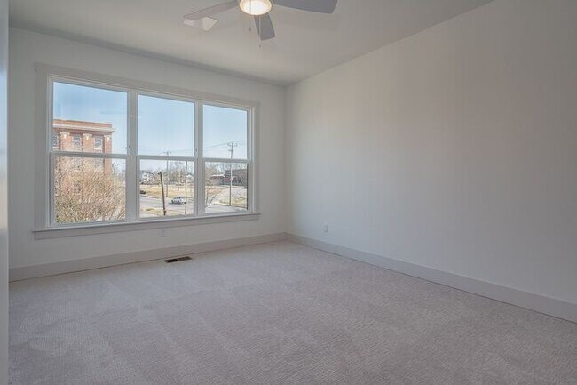 Building Photo - Beautiful Condo in Cleveland Park (Downtow...