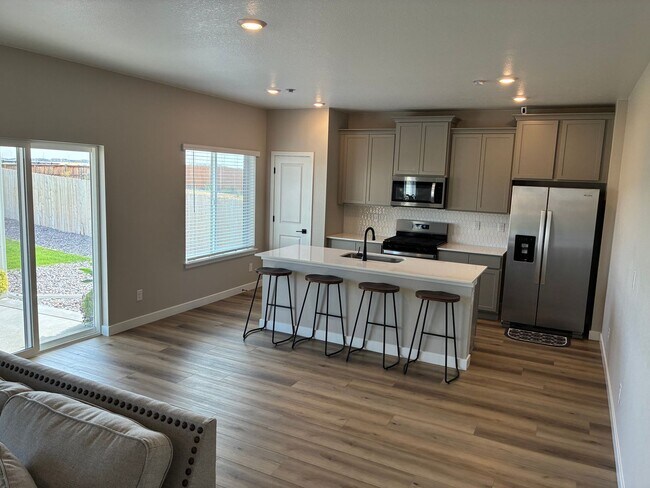 Building Photo - Beautiful 3 Bedroom, 3 Bathroom New Built ...