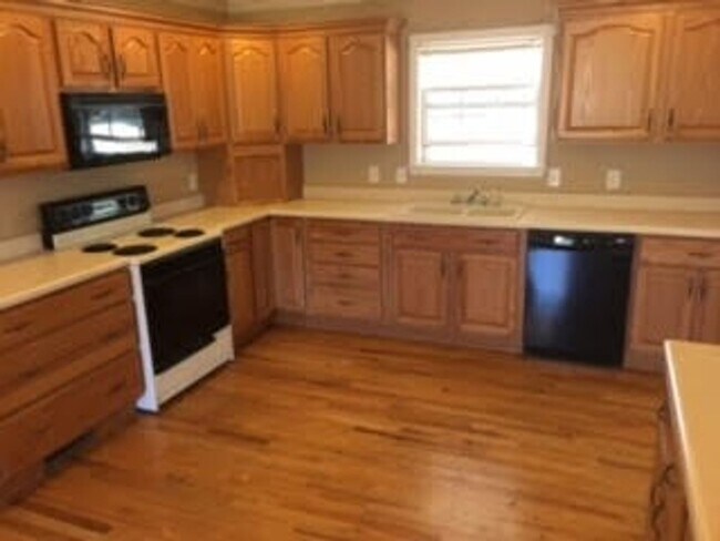 Building Photo - 3 Bed, 2 Bath home with Shop & 3 acres!