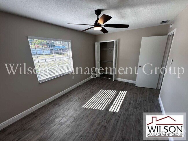 Building Photo - 2847 Bermuda Ave N