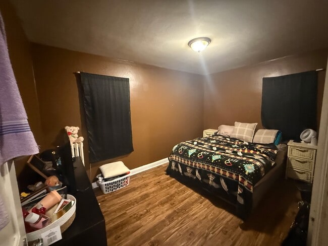 Building Photo - 602 E 7th St