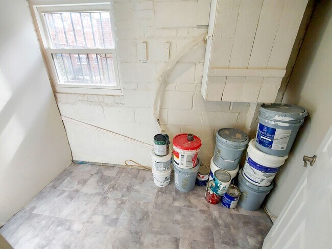 Building Photo - Fully updated 3br/2bth with large yard in ...