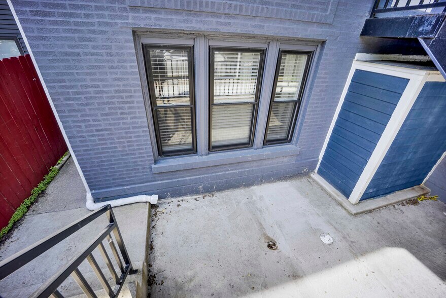 Building Photo - 1851 W Dickens Ave