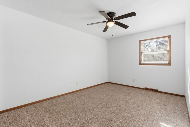 Building Photo - 3 Bedroom | 2 Bathroom | 2 Car Garage | Springfield MO | Fenced Back Yard!