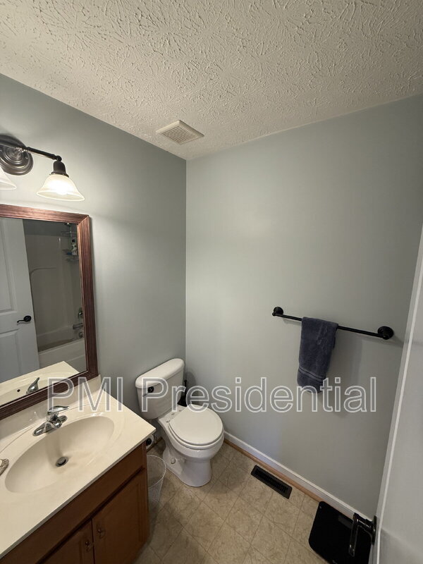 Building Photo - 1041 Greenview Dr