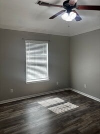 Building Photo - ***First Month FREE*** 3 bed 2 bath House