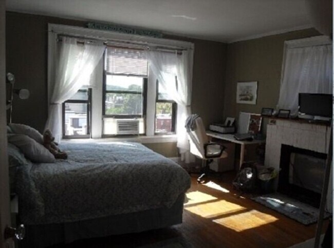 Building Photo - Southwest facing 5th floor 3 bedroom in elevator building.