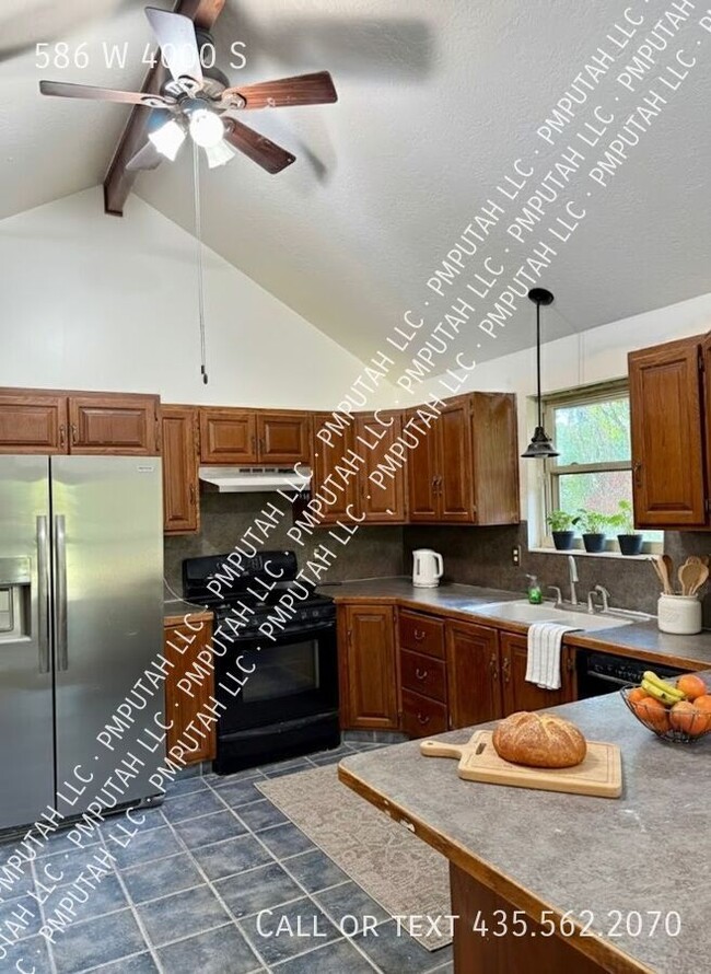 Building Photo - 586 4000 S