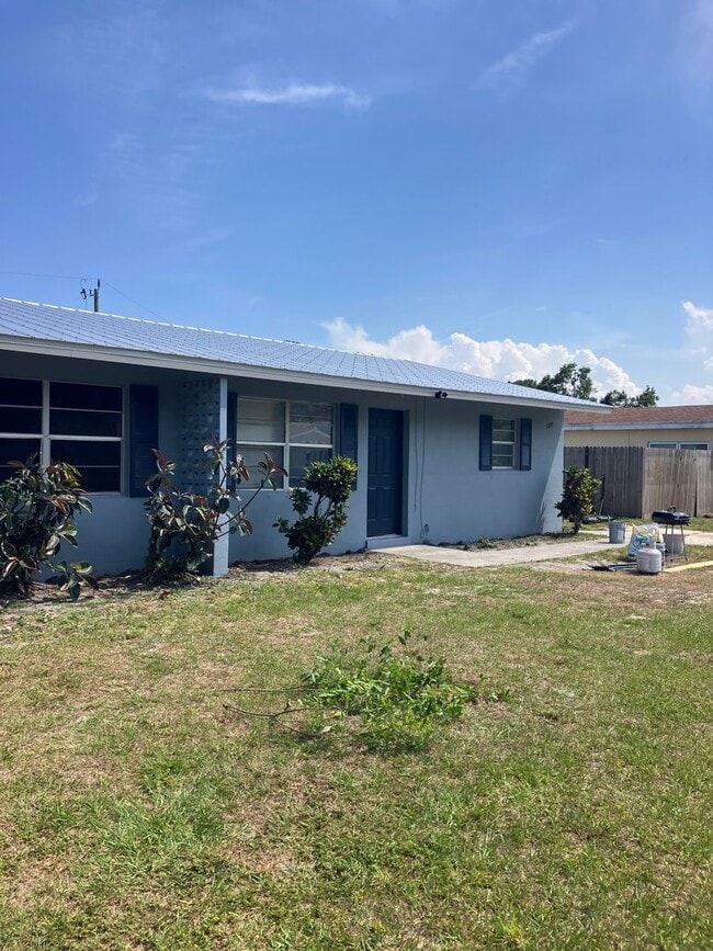 Building Photo - 3 BED 1 BATH DUPLEX. FENCED YARD!