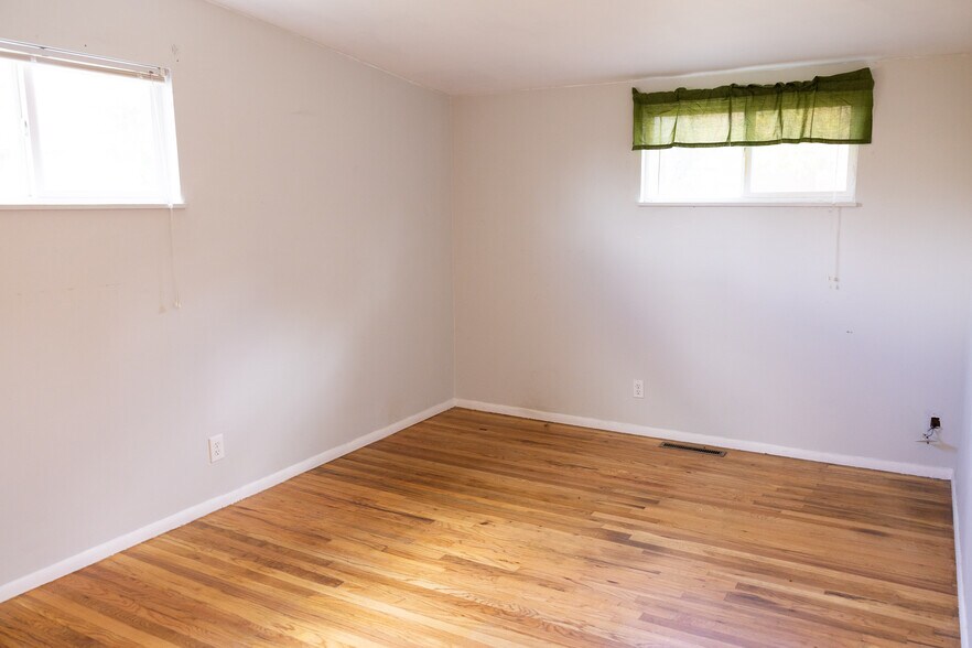 Building Photo - 1316 Kent Cir