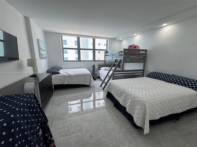 Building Photo - 9225 Collins Ave