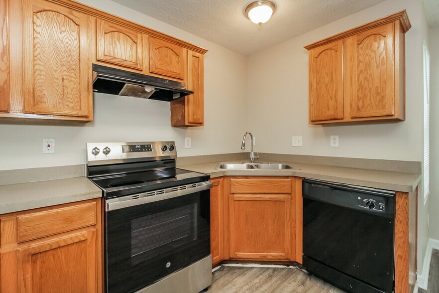 Building Photo - 2028 Oak Terrace Dr SE