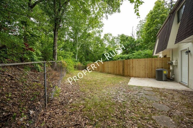 Building Photo - 2323 Green Forest Dr