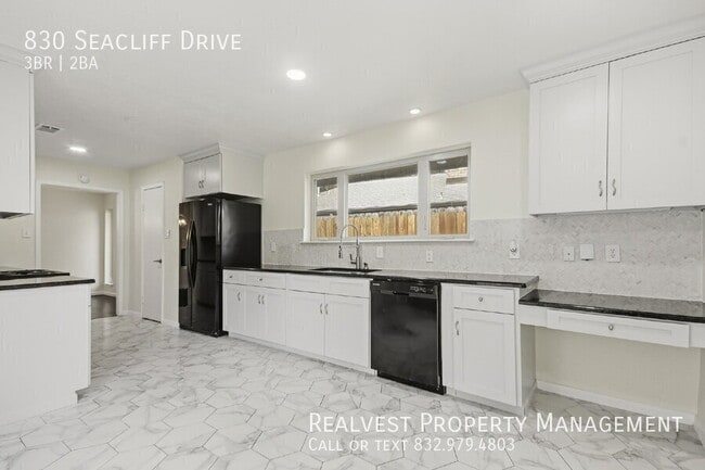 Building Photo - 830 Seacliff Dr