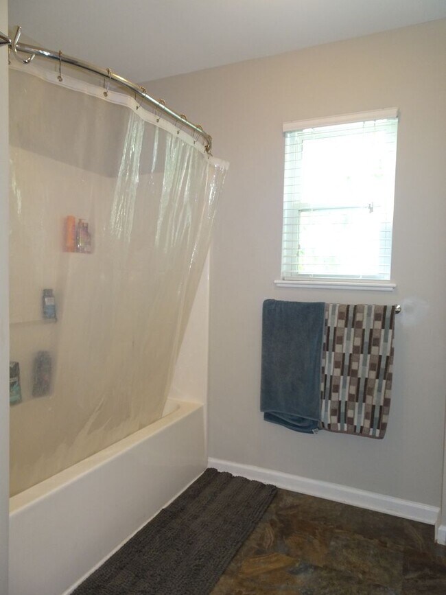 Building Photo - 3 Bedroom 2.5 Bath Single Family Home for Rent in Penniman East