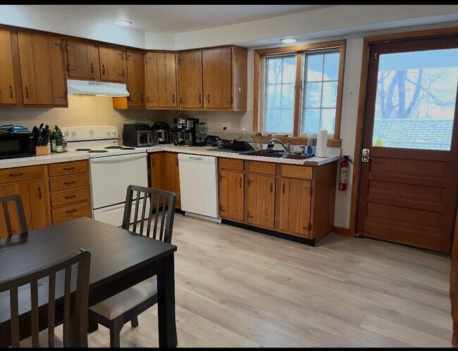 Building Photo - 203 Maple St