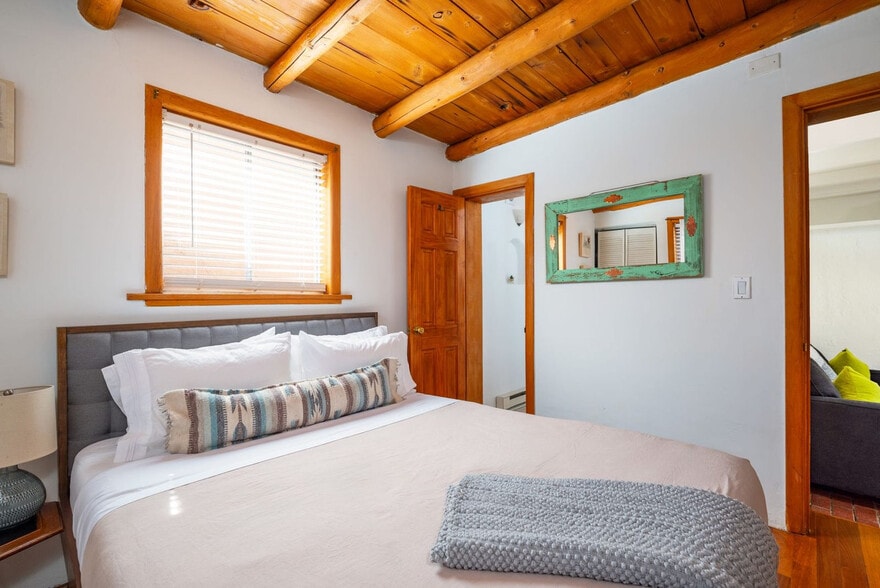 Building Photo - 616 1/2-721 Galisteo St