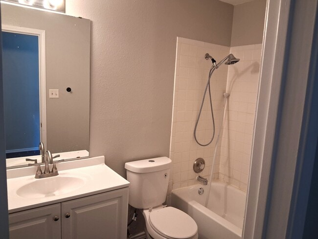 Building Photo - 4914 Parkwood Dr