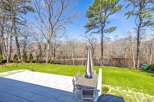 Building Photo - 371 S River Rd