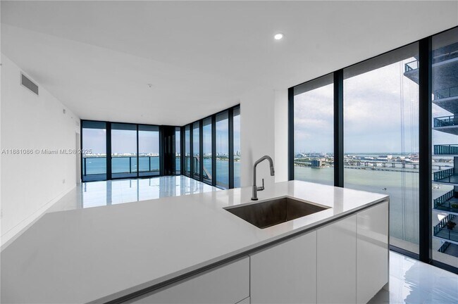 Building Photo - 700 NE 24th St