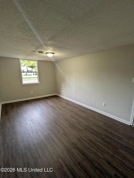 Building Photo - 2628 Hillcrest Dr