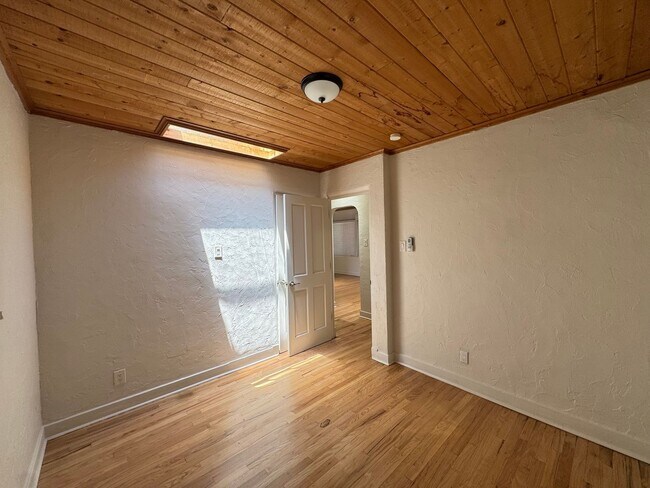 Building Photo - Nob Hill Gem!