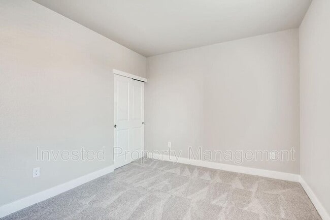 Building Photo - 981 S Sable Blvd