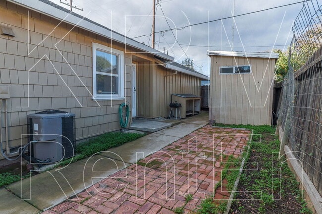 Building Photo - 3310 N Kensington Way
