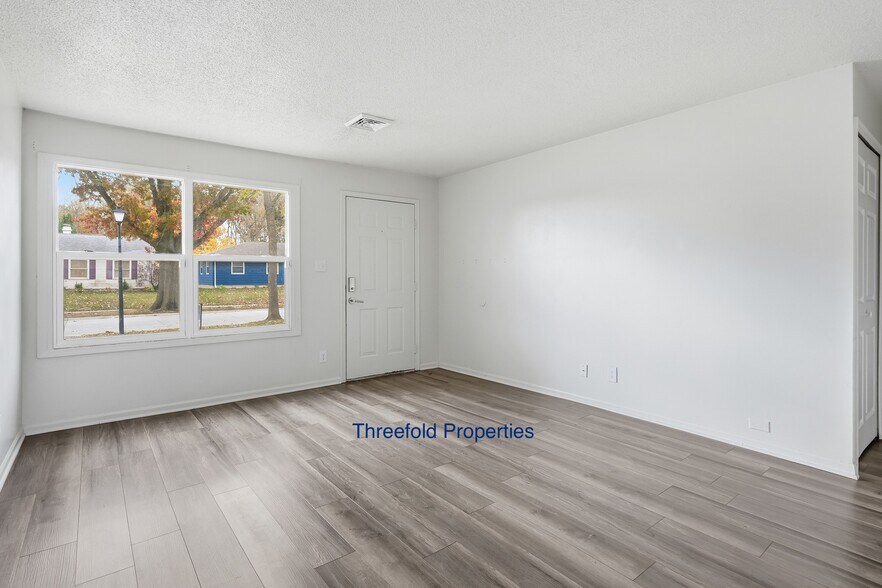 Building Photo - 1107 Larch Ln