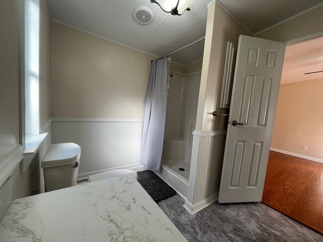 Building Photo - Newly renovated 3 Bedroom, 2 Bathroom Manu...