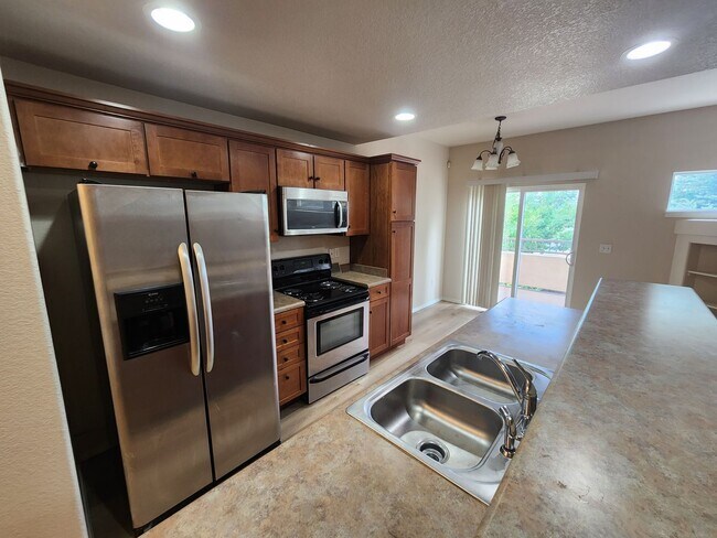 Building Photo - 3 Bedroom Townhome in Gated Community