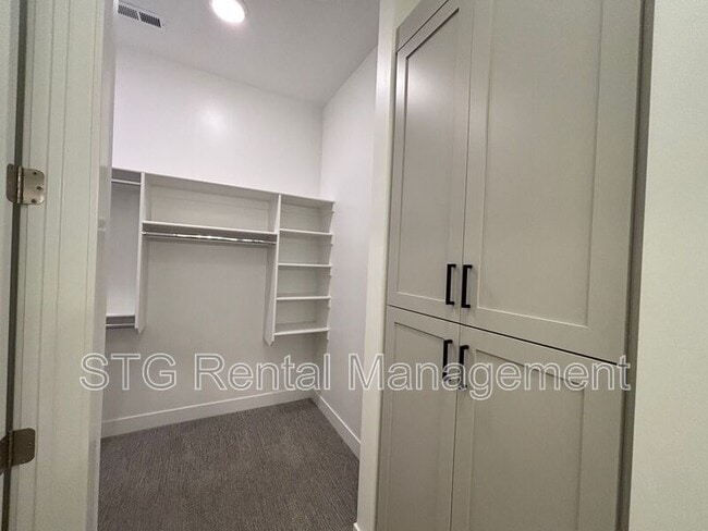 Building Photo - 2916 E Snowberry Dr