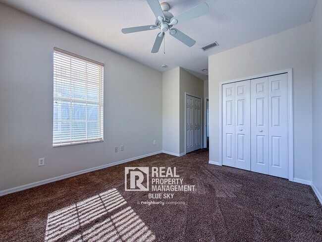 Building Photo - 2047 Park Crescent Dr