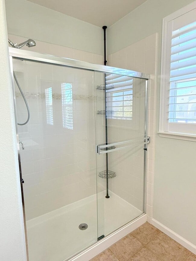 Building Photo - Modern End Unit Townhouse In Great Dublin ...