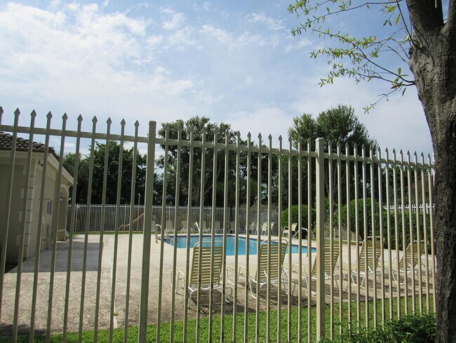Building Photo - 996 Summit Lake Dr