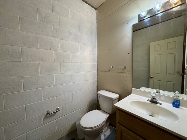 Building Photo - 144 Gigi Ln