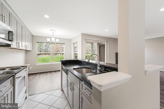 Building Photo - 1719 Ascot Way