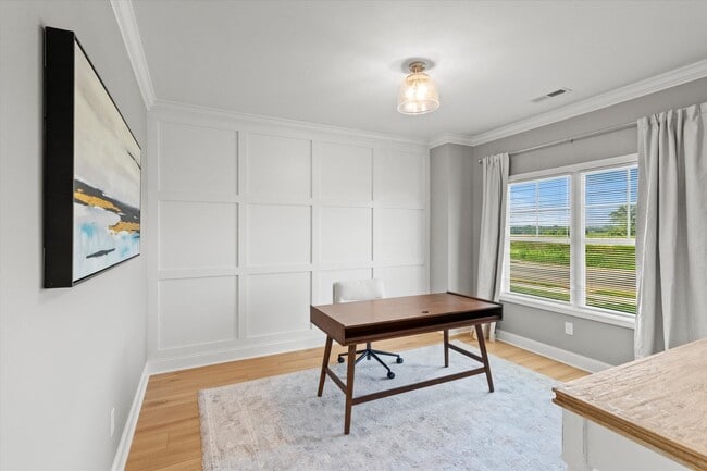 Building Photo - Fully Furnished and Move-In Ready!